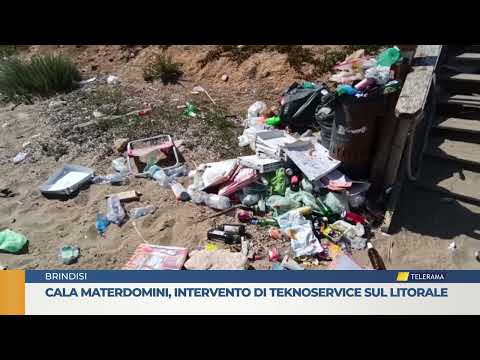 Cala Materdomini ripulita dall'inciviltà