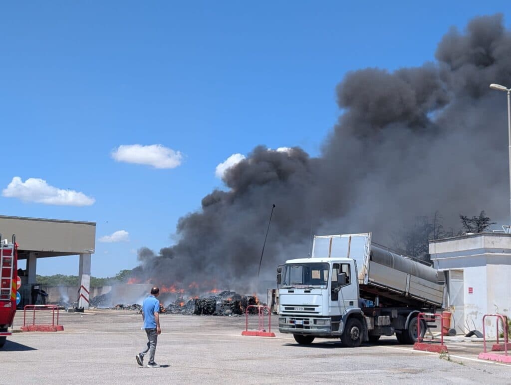 Grosso incendio in un deposito di rifiuti a Francavilla Fontana