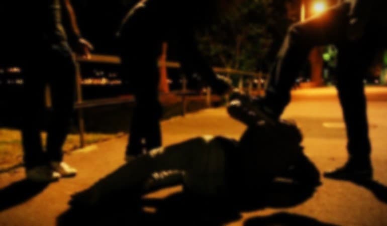Taurisano, bullismo in piazza, 15enne umiliato dal branco: indagini in corso